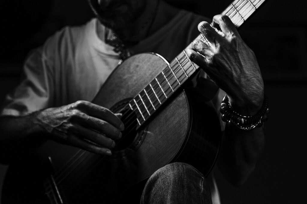 auto retrato de una persona tocando guitarra