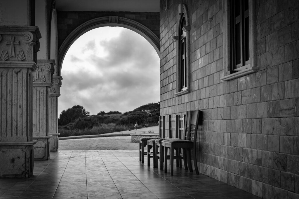 fotografía de iglesia a blanco y negro